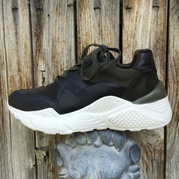 NWT Steve Madden Reverse Leather Camo Sneaker 8.5 - Picture 2 of 13